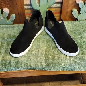 Cushionair slip on tennis shoes Size 8.